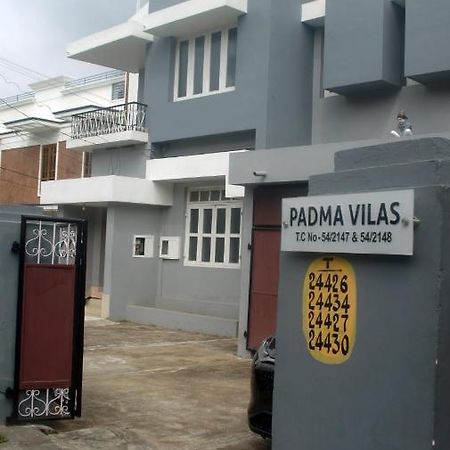 Bed And Bath For 1-8 People Hotel Thiruvananthapuram Bagian luar foto
