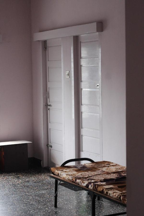 Bed And Bath For 1-8 People Hotel Thiruvananthapuram Bagian luar foto