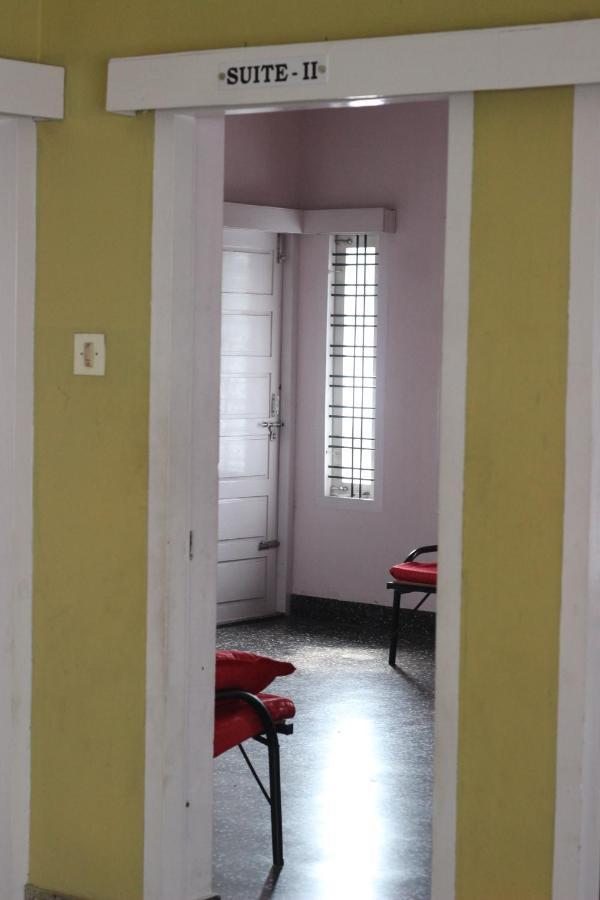 Bed And Bath For 1-8 People Hotel Thiruvananthapuram Bagian luar foto