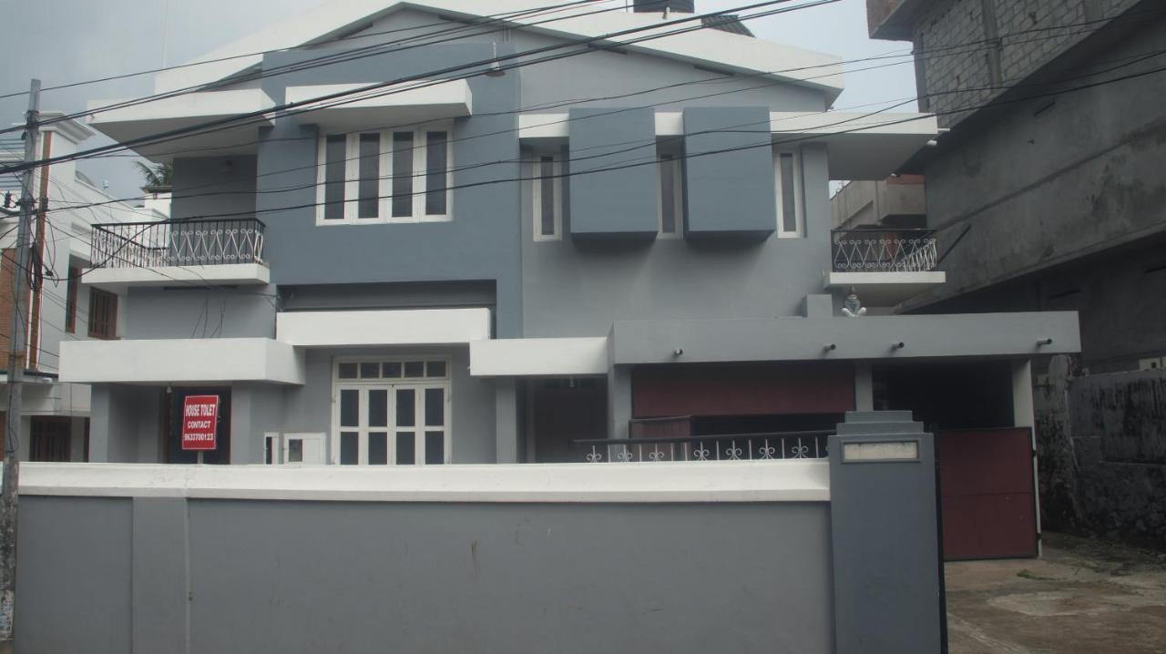 Bed And Bath For 1-8 People Hotel Thiruvananthapuram Bagian luar foto