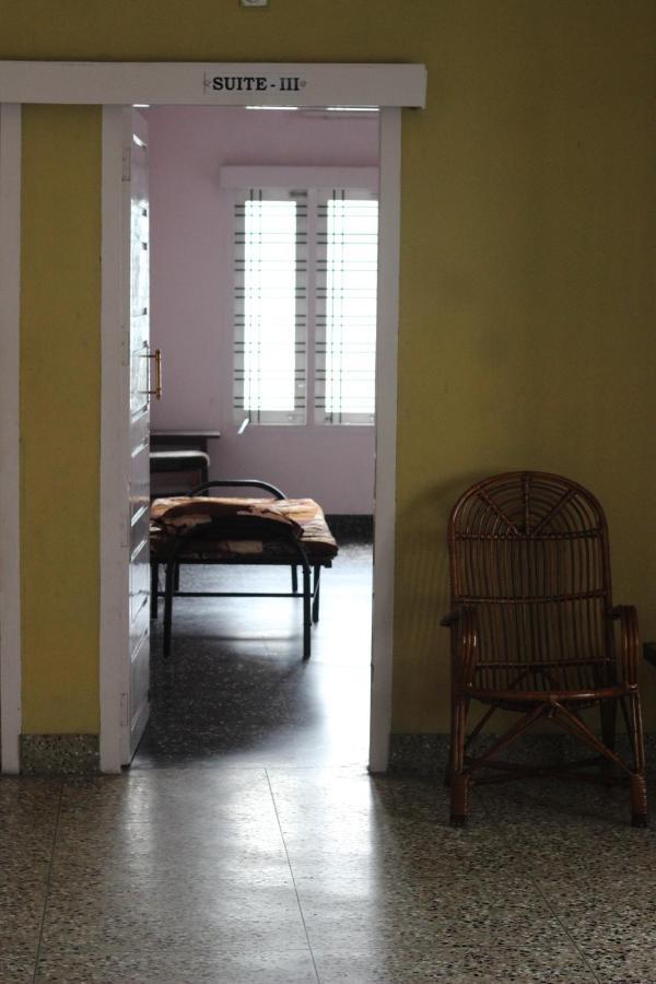 Bed And Bath For 1-8 People Hotel Thiruvananthapuram Bagian luar foto