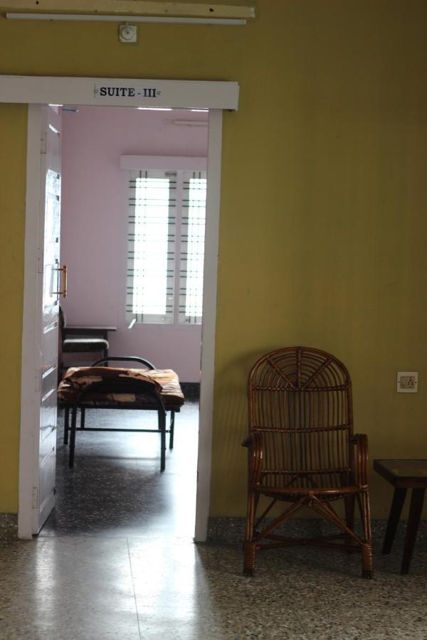 Bed And Bath For 1-8 People Hotel Thiruvananthapuram Bagian luar foto