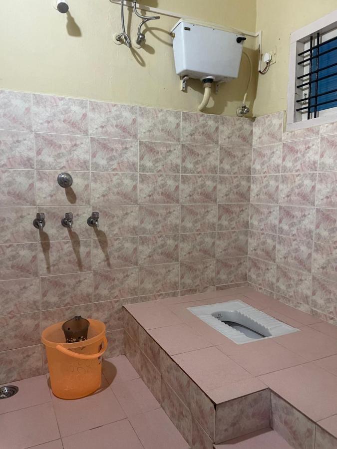 Bed And Bath For 1-8 People Hotel Thiruvananthapuram Bagian luar foto