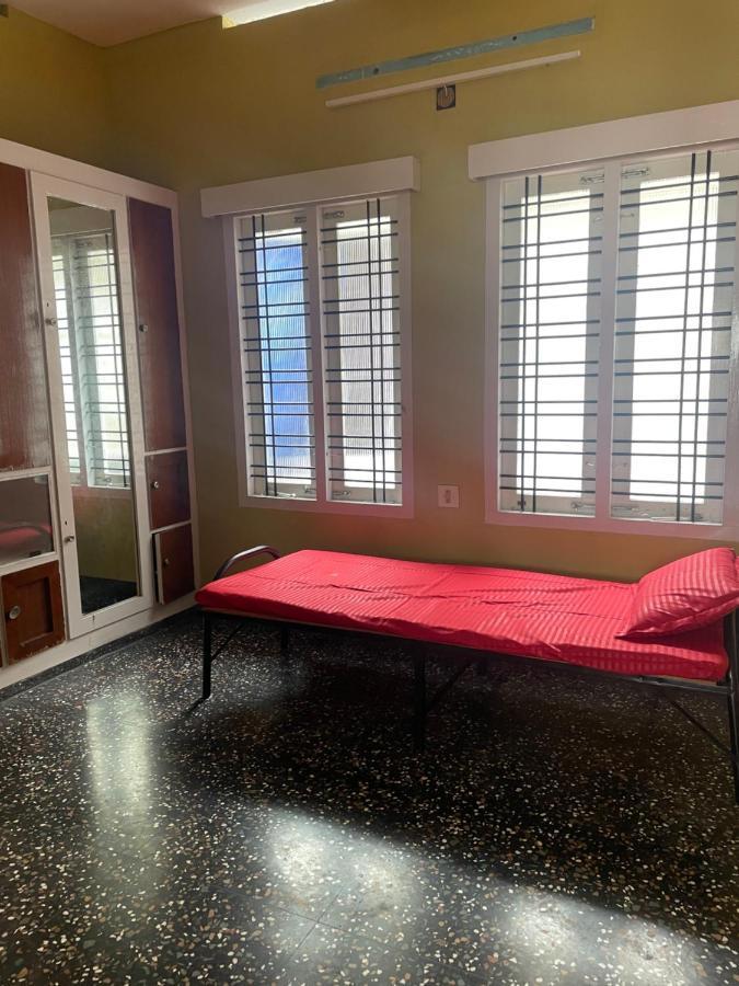 Bed And Bath For 1-8 People Hotel Thiruvananthapuram Bagian luar foto