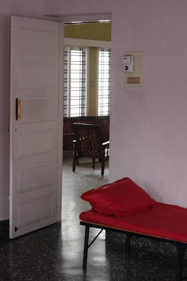 Bed And Bath For 1-8 People Hotel Thiruvananthapuram Bagian luar foto