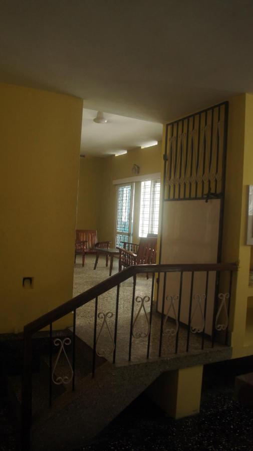 Bed And Bath For 1-8 People Hotel Thiruvananthapuram Bagian luar foto