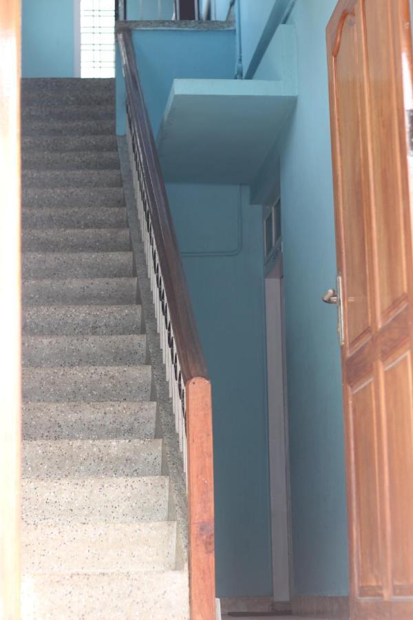 Bed And Bath For 1-8 People Hotel Thiruvananthapuram Bagian luar foto