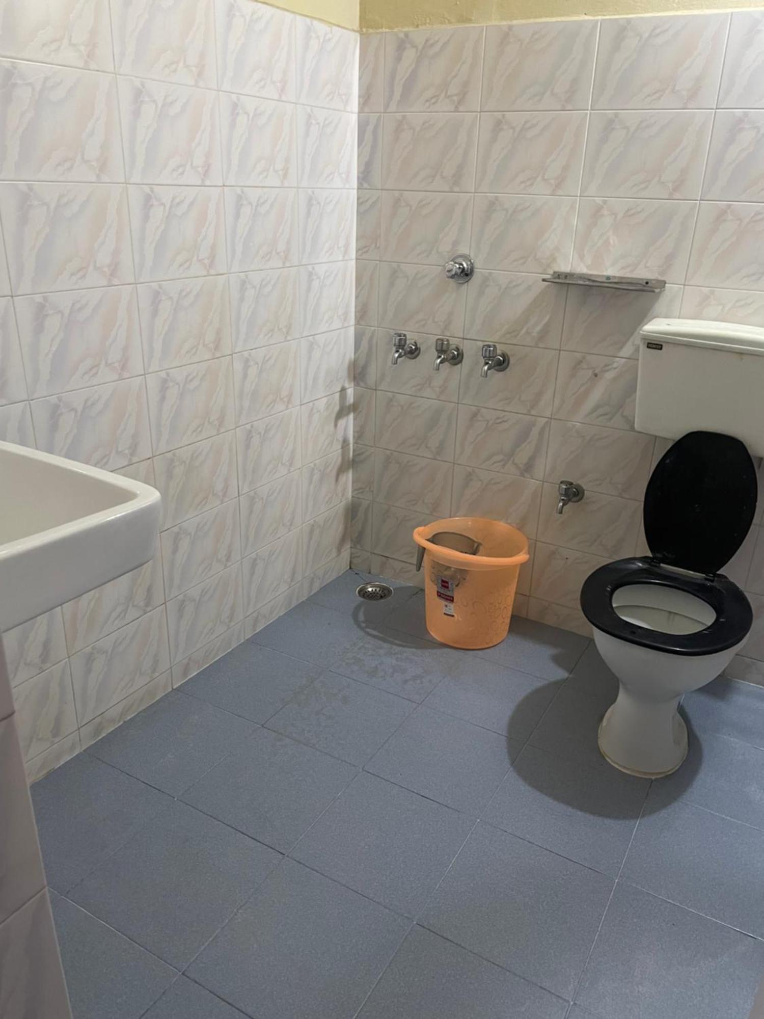 Bed And Bath For 1-8 People Hotel Thiruvananthapuram Bagian luar foto