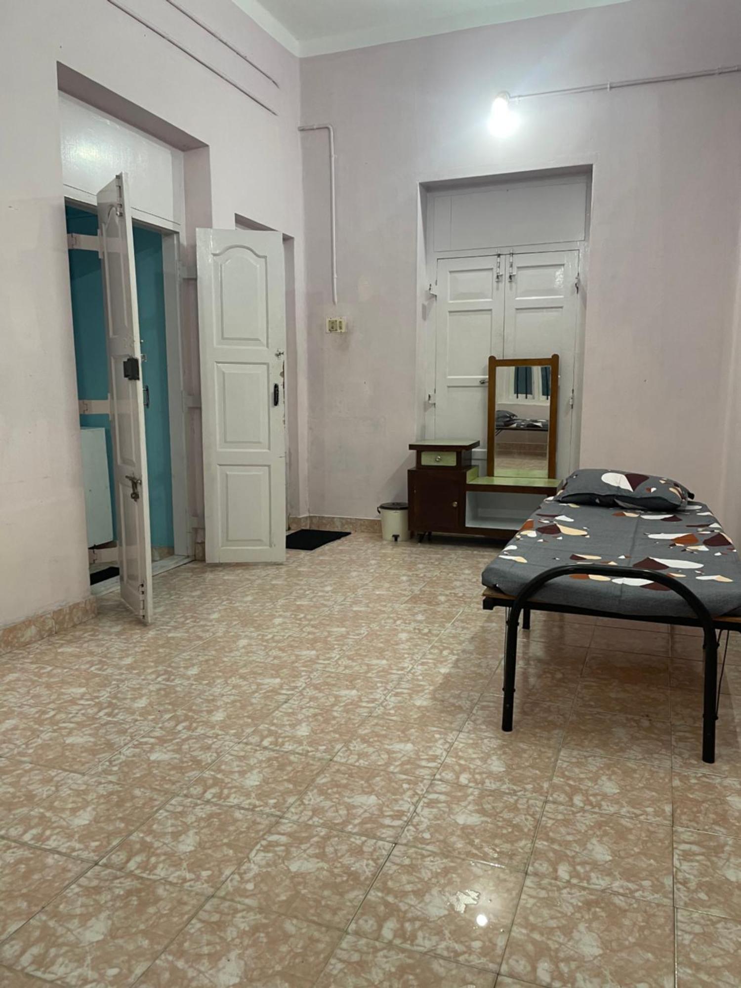 Bed And Bath For 1-8 People Hotel Thiruvananthapuram Bagian luar foto