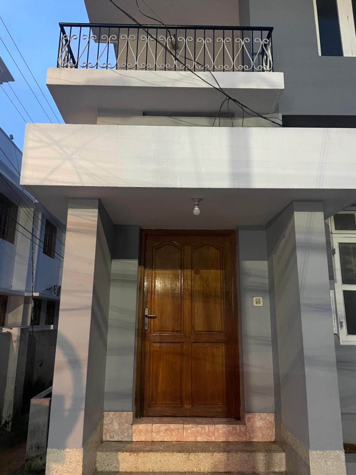 Bed And Bath For 1-8 People Hotel Thiruvananthapuram Bagian luar foto